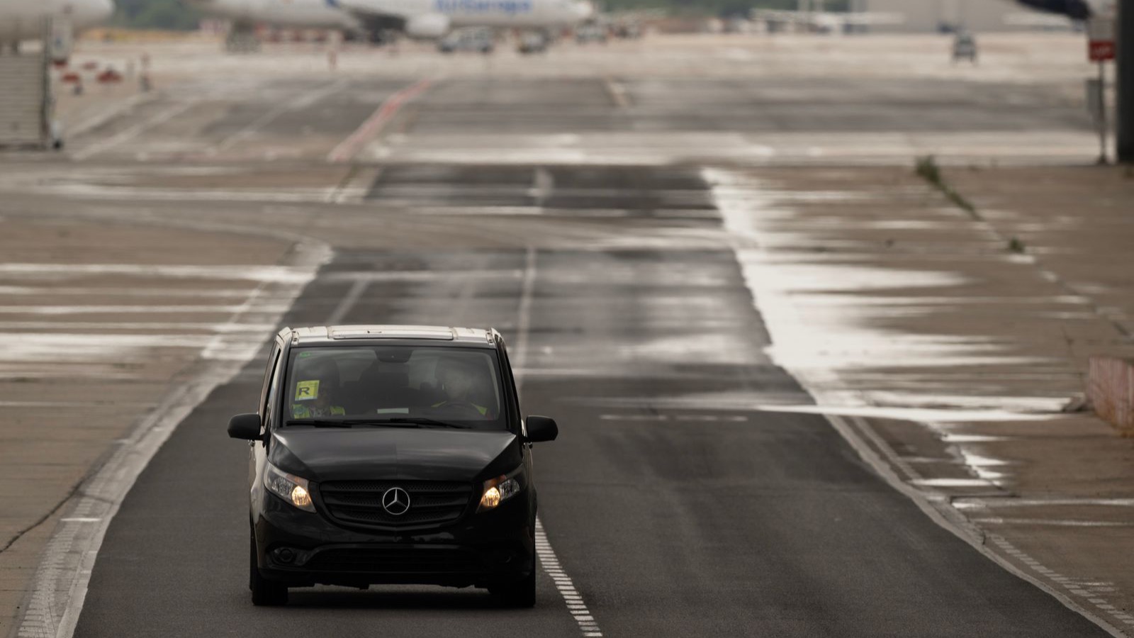 Traslados aeropuerto — van en la plataforma de un aeropuerto