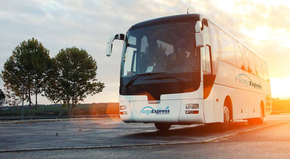 Bus empresarial FlotaExpress — hasta 45 pasajeros