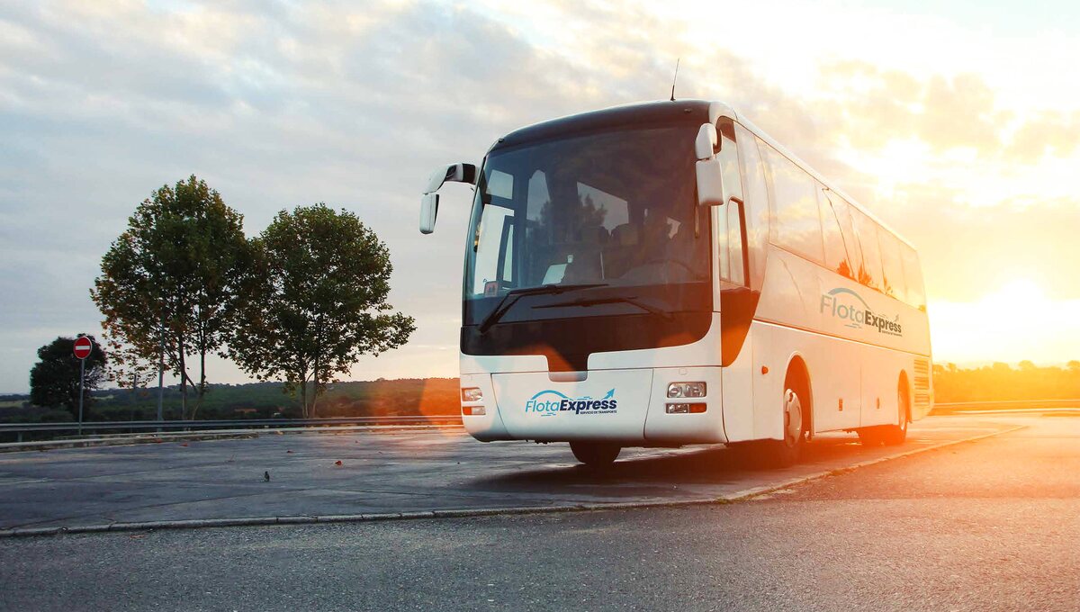 Transporte empresarial — bus corporativo con logo FlotaExpress