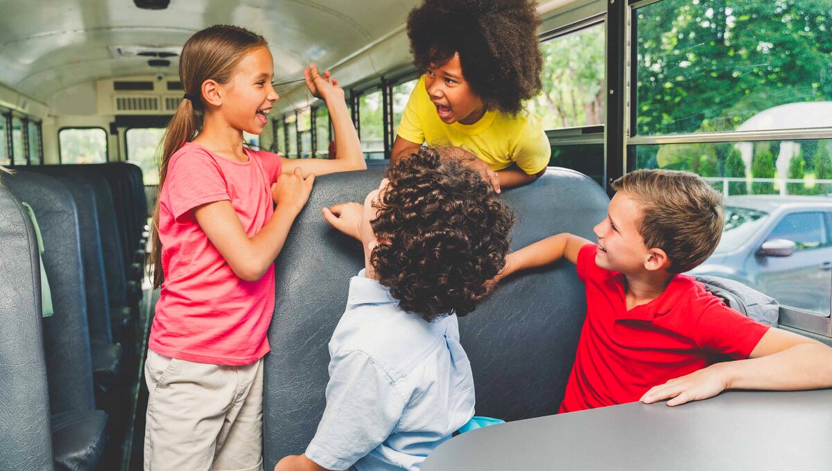 Transporte escolar — estudiantes en un bus escolar