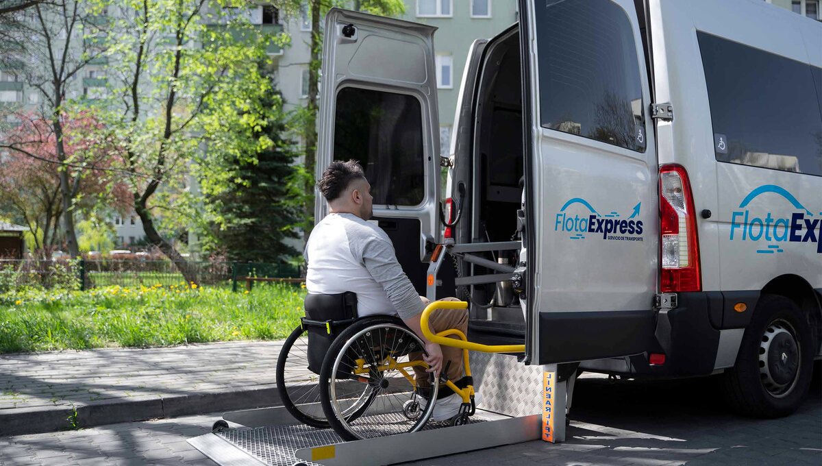 Transporte de salud — van con rampa para silla de ruedas de Flota Express